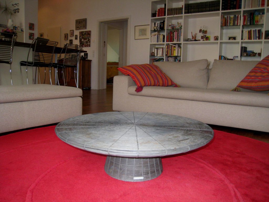 Salon - Table - Tapis rouge - Optimisation d'un petit appartement