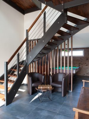 Escalier et billard - Maison d'hôtes Coeur de Village